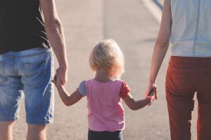 Przysposobienie małoletniego – czyli aspekty prawne adopcji