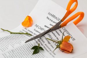 Przecięty papier zawarcia związku małżeńskiego